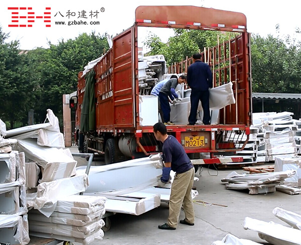 江蘇商場項(xiàng)目定制仿木紋鋁單板準(zhǔn)時發(fā)走